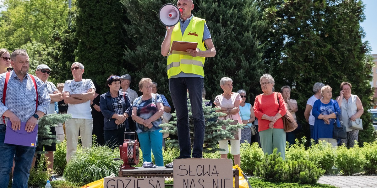 Lokatorzy spółdzielni w Nowym Tomyślu protestują przeciwko gigantycznej podwyżce czynszów.