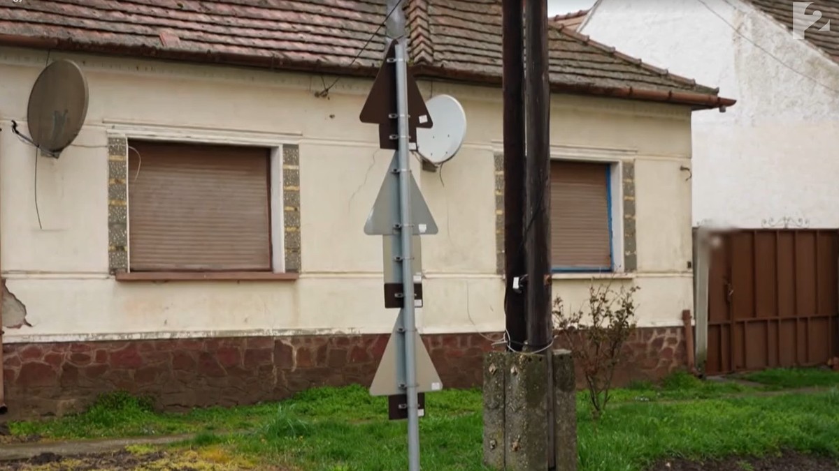 Borzalom! Nézze meg, hol élt az a család, ahol a gyerekeket a kutyáknak kidobott maradékkal etették – videó