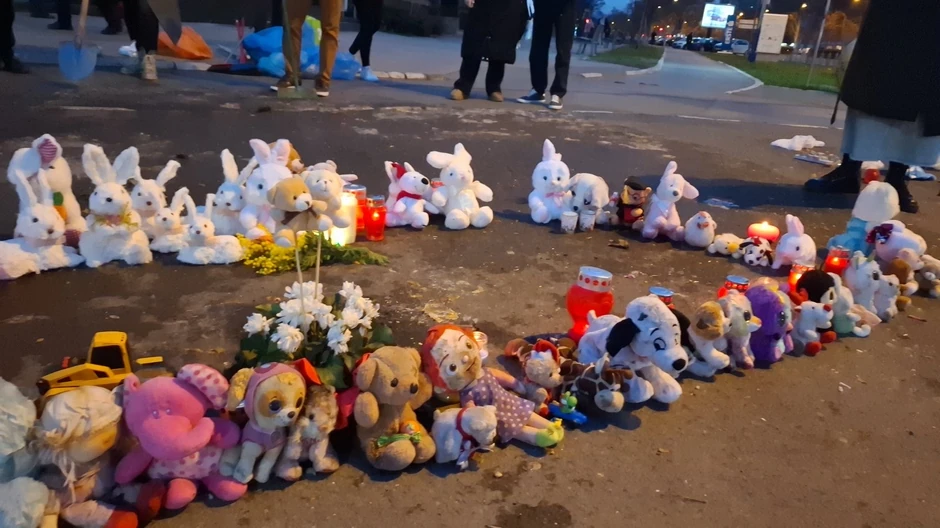 Plišane igračke ispred Železničke stanice Novi Sad