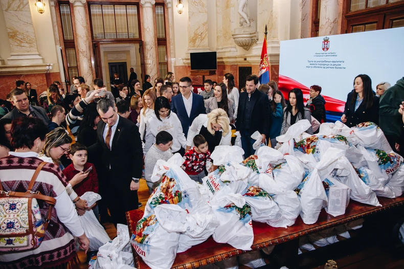 Podela paketica u Narodnoj skupstini