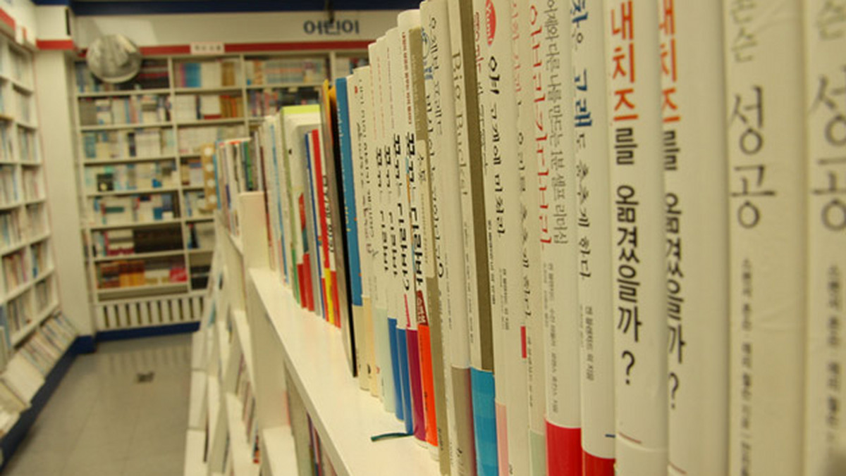 Prezes południowokoreańskiego wydawnictwa Jaeum &amp; Moeum zrezygnował z pełnionej funkcji po tym, jak tamtejsza telewizja publiczna wyemitowała program, w którym pokazano manipulacje, jakich dopuszczano się w firmie, aby wywindować premierowe książki na listy bestsellerów.