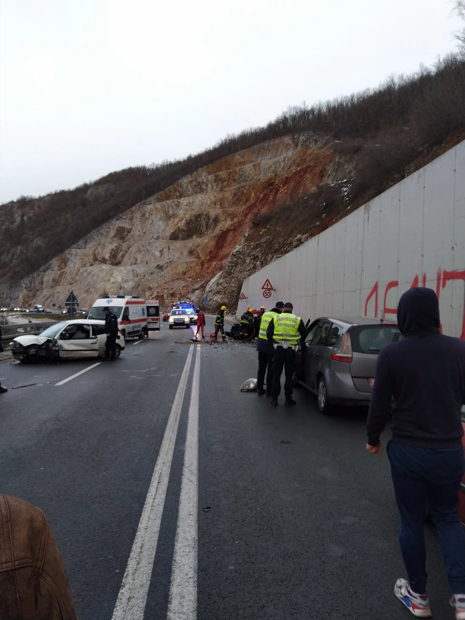 Dvoje povređenih prebačeno u užičku bolnicu, jednog od njih izvukli vatrogasci