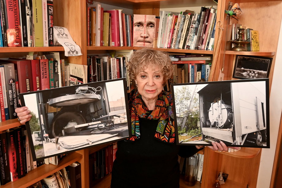Krystyna Kurczab-Redlich ze zdjęciami mobilnych krematoriów.