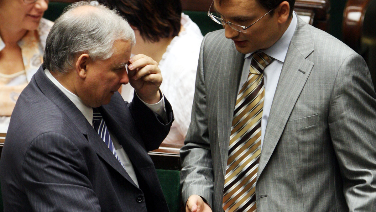 Prezes PiS Jarosław Kaczyński i Zbigniew Ziobro zaprzeczają, że jest jakiś konflikt między nimi, po słowach tego ostatniego wzywającego do rozliczenia kampanii PiS do PE. - Sugerowanie, że ja domagam się rozliczenia jest absurdalne - mówił Ziobro, a Jarosław Kaczyński dodał, że to media kreują konflikt między nimi.