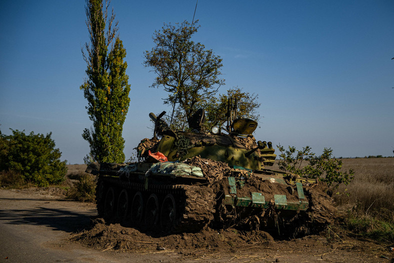Rosyjski czołg T-62 niedaleko wsi Nowoworoncowka w południowej Ukrainie, która została odzyskana przez armię ukraińską, 7 października 2022 r.