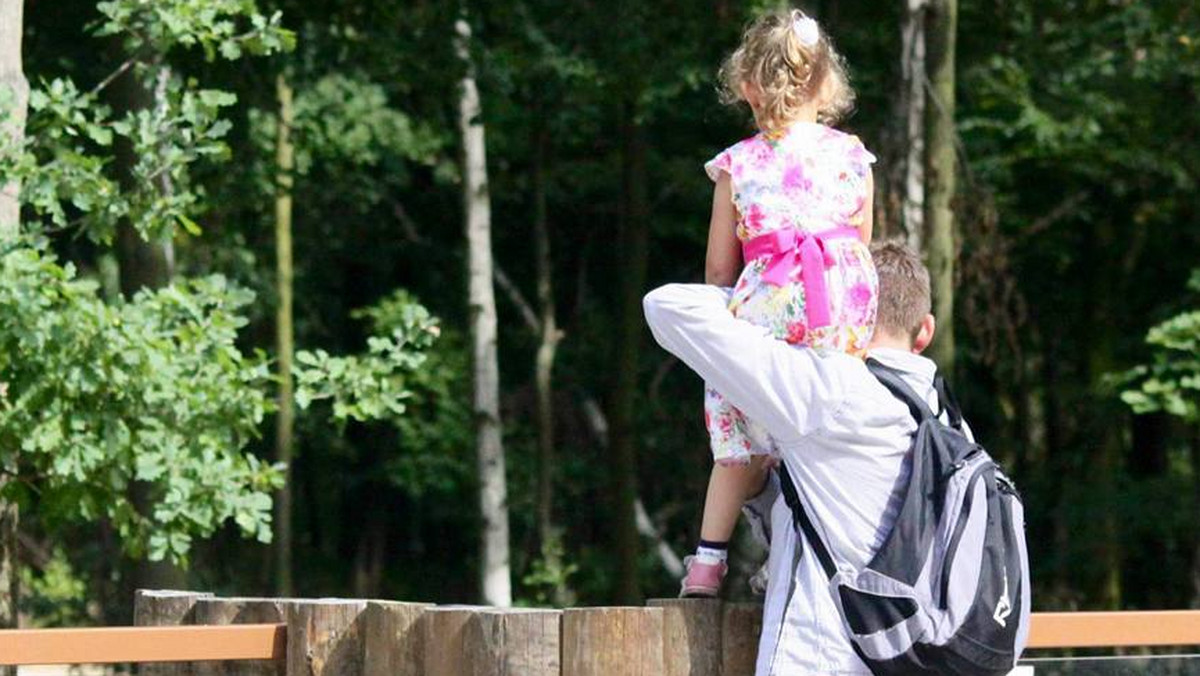 Na fotografiach widzimy rodziców, którzy stawiają swoje dzieci na ogrodzeniu wybiegu dla niedźwiedzi. Jest to zabronione przez regulamin, grozi mandatem, a co najważniejsze, jest bardzo niebezpieczne. Zoo w Poznaniu przypomina tragedię z Cincinnati, gdzie kilkuletni chłopiec wpadł na wybieg goryla. Zwierzę zabito, aby ratować dziecko.