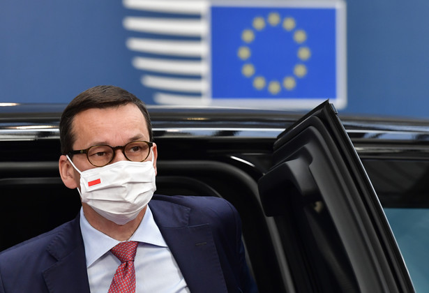 epa08554447 Poland's Prime Minister Mateusz Morawiecki arrives for the third day of the European Council in Brussels, Belgium, 19 July 2020. European Union nations leaders meet face-to-face for a third day to discuss plans to respond to the coronavirus pandemic and a new long-term EU budget. EPA/JOHN THYS / POOL Dostawca: PAP/EPA.