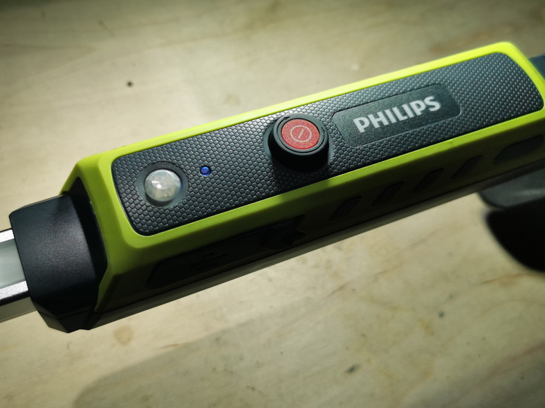 Philips Xperion 6000 under bonnet: pokrętło służy jako włącznik i regulator natężenia światła. Niebieska lampka sygnalizuje włączenie czujnika ruchu