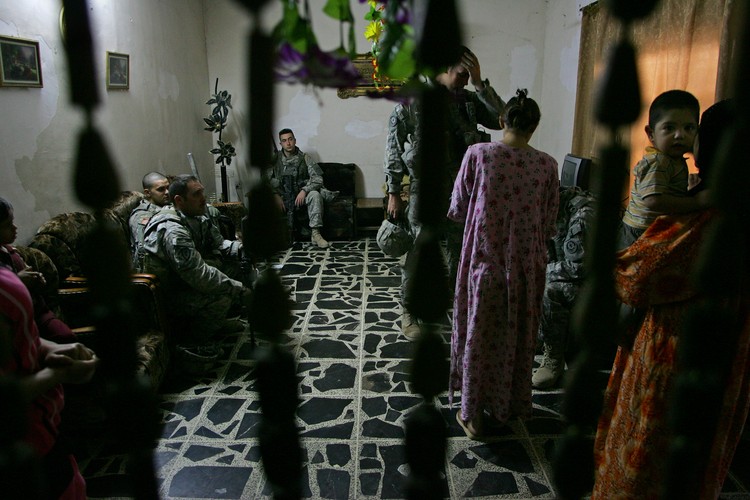 Domy mieszkańców irackiej stolicy są często wizytowane przez amerykańskie wojska. Podczas tych wizyt Irakijczycy są przesłuchiwani lub zatrzymywani, a ich domy przeszukiwane. Często odbywa się to nocą