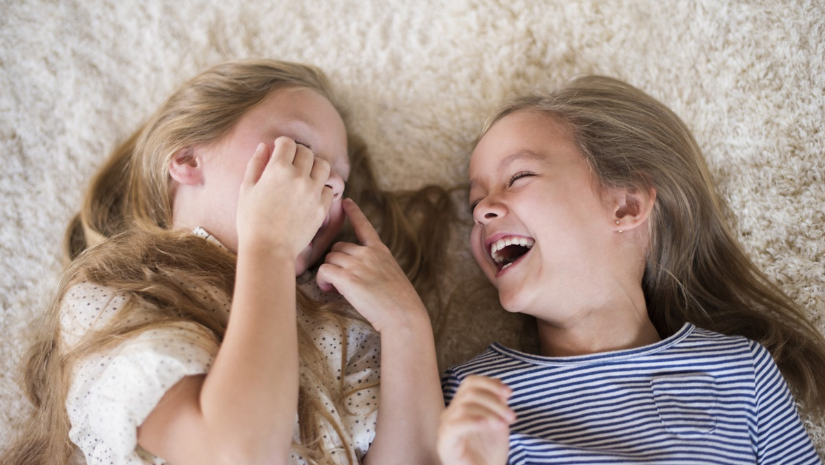 Według badań przeprowadzonych przez Uniwersytet De Montfort i Uniwersytet Ulster, osoby, które posiadają siostrę są bardziej empatyczne, szczęśliwsze, spokojniejsze i nie mają trudności z nawiązywaniem kontaktu z innymi.