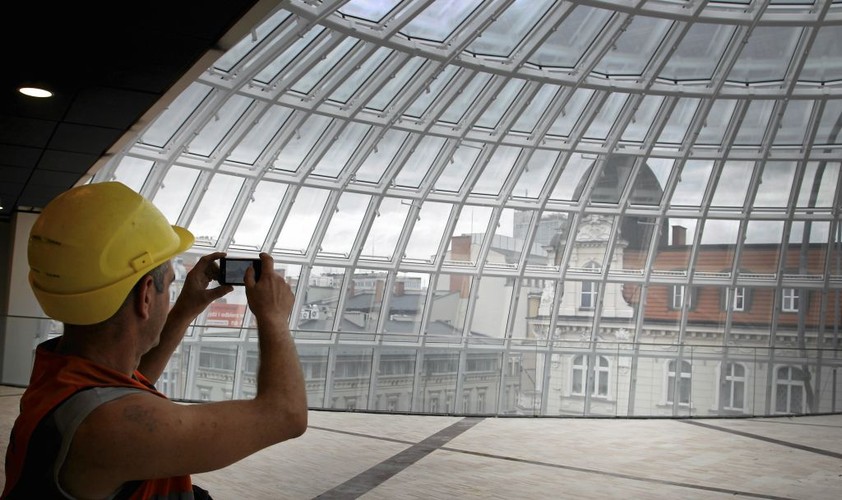 Galeria handlowa czynna będzie przez siedem dni w tygodniu. Pomiędzy poniedziałkiem a piątkiem w godzinach 9-21, a w niedzielę od 10 do 20.