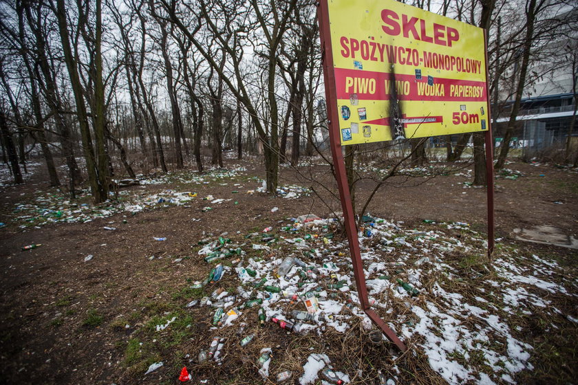 Problem śmieci przy stadionie nadal nierozwiązany