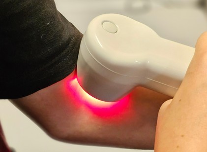 Ennyi mindenben segíthet a vörösfény-terápia: gyulladácsökkentő, hangulatjavító, bőrfeszesítő című cikk nyitóképe