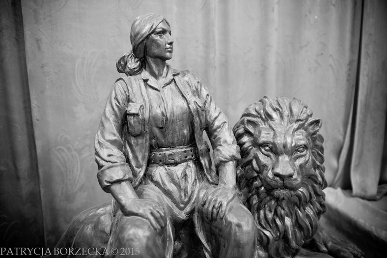 Rzeźba kurdyjskiej wojowniczki dosiadającej lwa i symbolizującej zwycięstwo. Sanandadż, Kurdystan, Iran, 2015