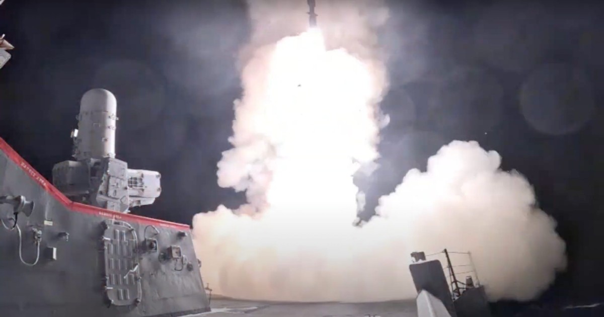 New videos show US Navy warship firing interceptors to fend off Iranian ...