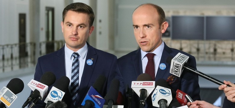 Opozycja odpowiada na apel Błaszczaka. "Pan Mariusz, zwany ministrem, chce przykryć język nienawiści sączący się z ust Kaczyńskiego"