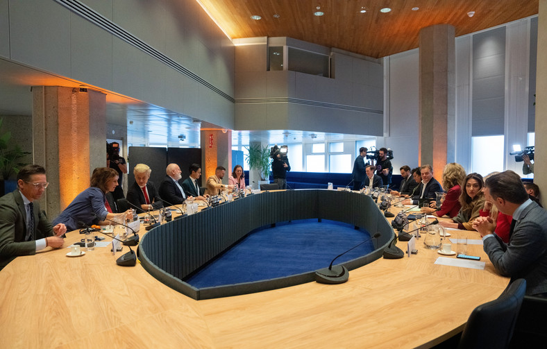 Rozmowy koalicyjne w holenderskim parlamencie w Hadze, Holandia, 24 listopada 2023 r.