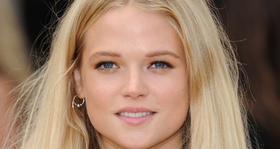Gabriella Wilde arisztokrata szőkeség