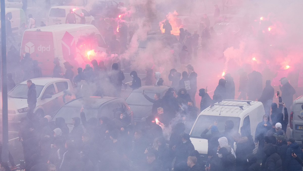 Feyenoord - Ajax. Chuligani zaatakowali autokar, wkroczyła policja