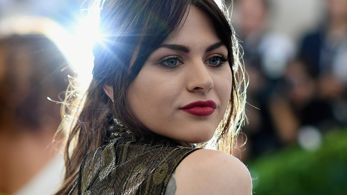 Frances Bean Cobain równo od dwóch lat jest wolna od szponów nałogu. Jedyna córka Kurta Cobaina i Courtney Love, która nigdy wcześniej nie opowiadała o swojej walce z uzależnieniem od narkotyków, zamieściła długi post na Instagramie, celebrujący jej drugą rocznicę trzeźwości.