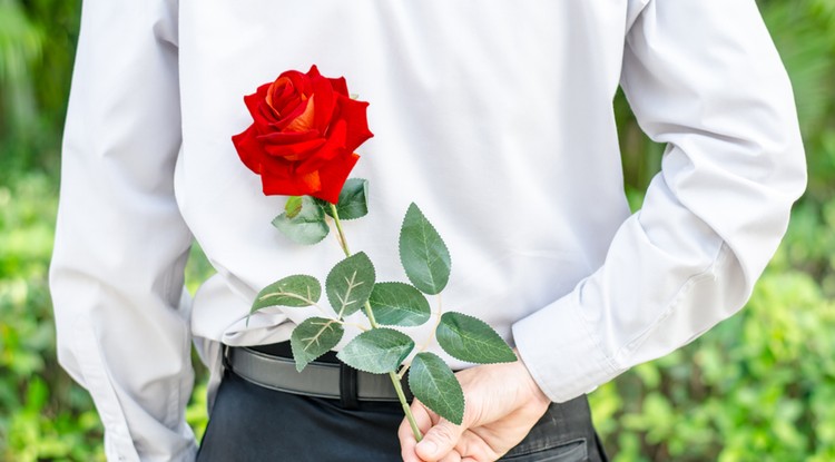 Egy szál rózsával ment, aztán a magyar színésznő ezt tette. Fotó: Shutterstock