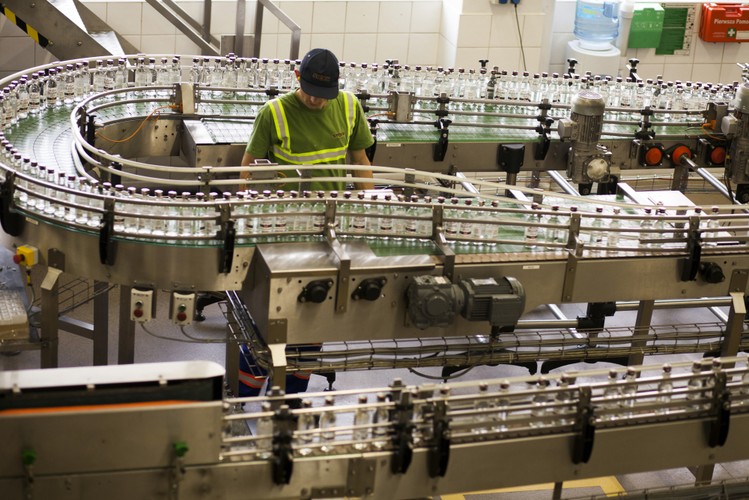 Jak wynika z badań Warszawskiego Instytutu Studiów Ekonomicznych, robotnicy zatrudnieni w przetwórstwie spożywczym i pokrewnych branżach to reprezentanci zawodów najmocniej zagrożonego przez postęp technologiczny w Polsce. Z wyliczeń ekonomistów wynika, że ich praca zostanie zastąpiona przez komputery z prawie 99-procentowym prawdopodobieństwem.
<br>„Coraz więcej obszarów na rynku pracy podlega zmianom z powodu automatyzacji. To powoduje, że zanika zapotrzebowanie na część pracowników, np. na liniach produkcyjnych, które w coraz większym stopniu są zautomatyzowane” – komentuje Krzysztof Inglot, pełnomocnik zarządu firmy rekrutacyjnej Work Service S.A.