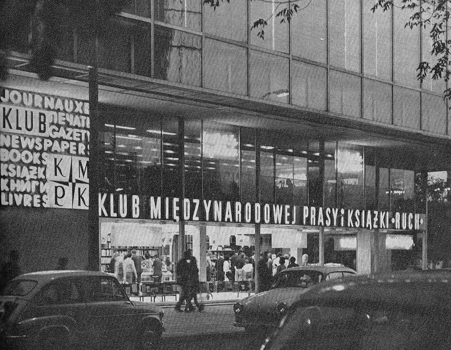 1024px-Klub Międzynarodowej Prasy i Książki Ściana Wschodnia w Warszawie ok 1975