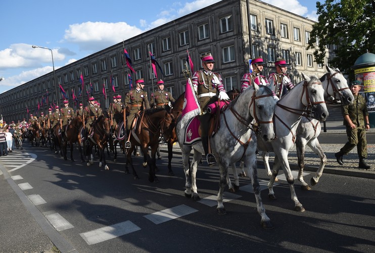 Dodał, że przed wojną mieliśmy 40 pułków kawalerii: 3 pułki szwoleżerów, 27 pułków ułanów oraz 10 pułków strzelców konnych. Defilada formacji kawaleryjskich ulicami stolicy. PAP/Radek Pietruszka