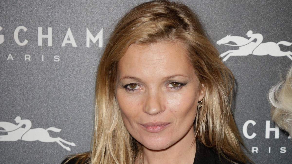 Supermodelka Kate Moss w asyście policji została wyprowadzona z samolotu. Powodem wezwania służb było uciążliwe zachowywanie się słynnej pasażerki w trakcie lotu powrotnego z Turcji do Wielkiej Brytanii - podały brytyjskie media.