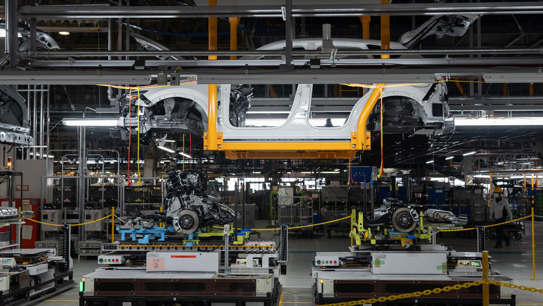 Mazda przebudowała fabrykę w Hofu. Teraz dwa samojezdne wózki transportowe, które dostosowują się do długości aut budowanego w danej chwili, dostarczają odpowiednio silnik zmontowany z przednim zawieszeniem i tylne zawieszenie, lub akumulator w przypadku zelektryfikowanego pojazdu