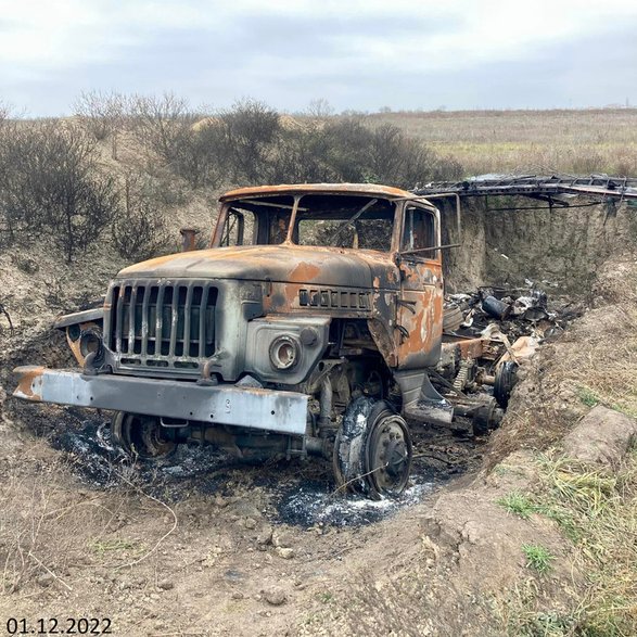 Zniszczona rosyjska wielozadaniowa ciężarówka 6x6 typu Ural-4320