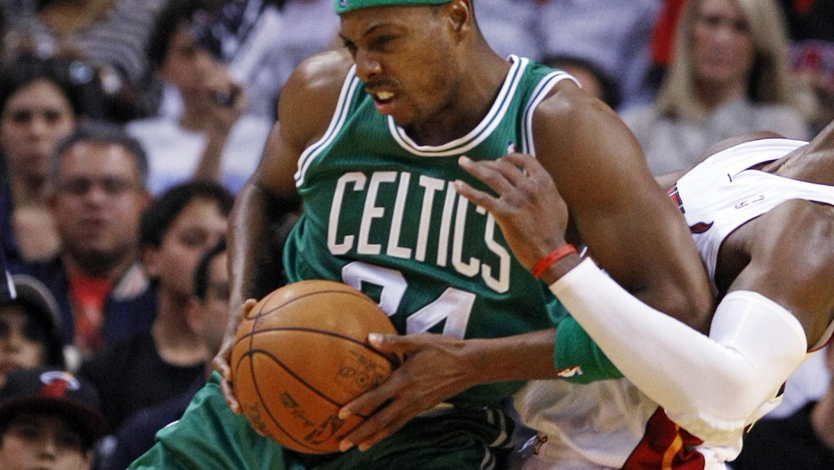 W niedzielę wicemistrzowie NBA Boston Celtics w starciu z Miami Heat, po zaciętej końcówce meczu wygrali 85:82. Celtowie ogrywając "Wielką Trójkę" - Dwyane Wade'a, LeBrona Jamesa i Chrisa Bosha - z bilansem 39-14 zostali liderami Konferencji Wschodniej.