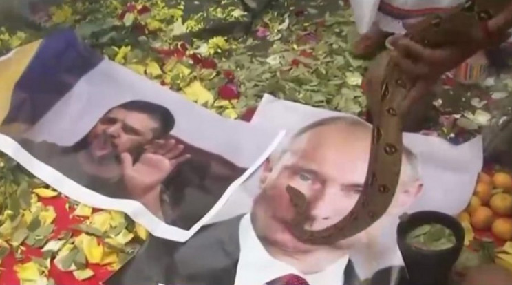 A sámánok Vlagyimir Putyin orosz és Volodimir Zelenszkij ukrán elnök fotójával tisztulási szertartást tartottak / Fotó: Twitter