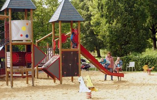 Czy gmina ma prawo do odliczenia VAT w ramach realizacji projektu dotyczącego małej architektury na placu zabaw?