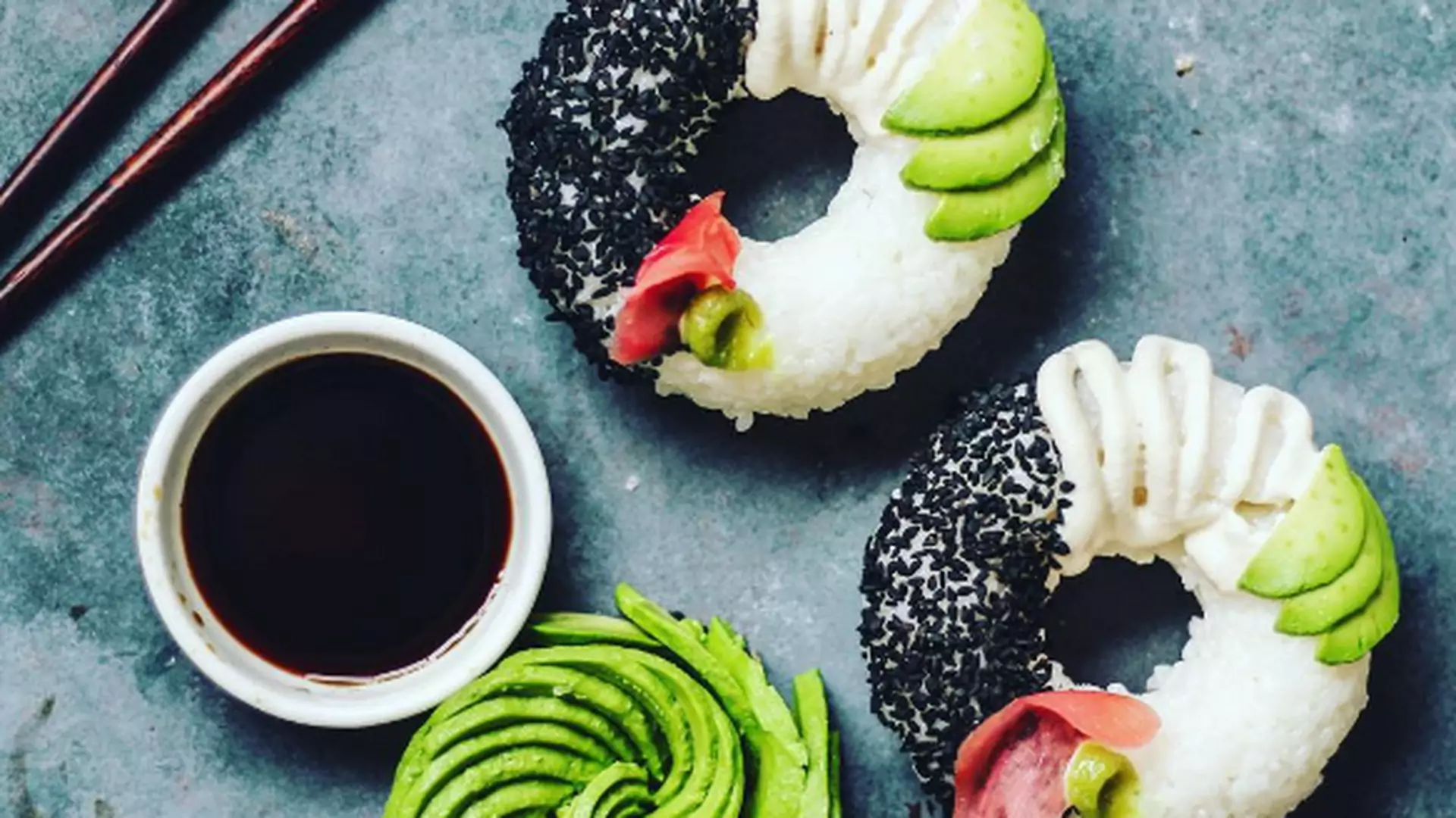 Ty też pokochasz sushi-donuts. Te pączki możesz jeść nawet na obiad