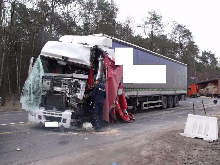 Ciężarówki zderzyły się na prostej drodze