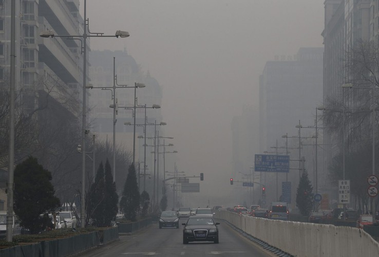 W ostatnich dniach poziom zanieczyszczenia powietrza w Pekinie ponad dziesięciokrotnie przekracza dopuszczalne normy. Tak duże skażenie przyczynia się do problemów z oddychaniem. Po wyjściu z pomieszczeń zamkniętych mieszkańcy skarżą się też na łzawienie z oczu. Na zdjęciu: Pekin. Fot. EPA/ROLEX DELA PENA Dostawca: PAP/EPA.