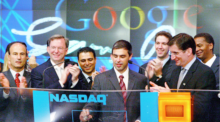 Larry Page (középen)
jelentette be, tőzsdére viszik a Googlt:  nagyszerű
döntésnek bizonyult /Fotó: Getty Images