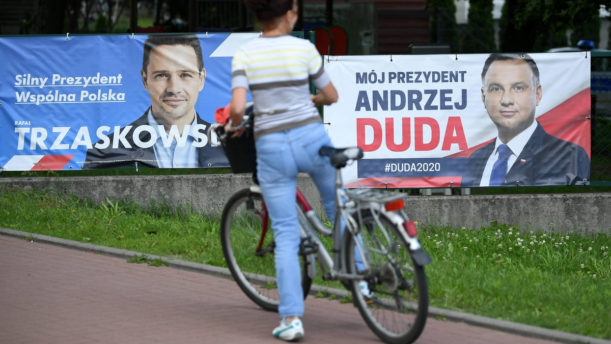 Plakaty wyborcze Rafała Trzaskowskiego i Andrzeja Dudy