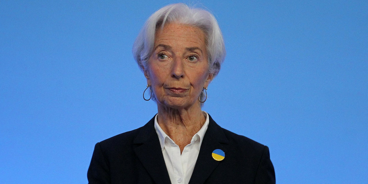 - Jeśli presja cenowa przełoży się na wyższe niż oczekiwano podwyżki płac lub jeśli wystąpią niekorzystne, trwałe implikacje po stronie podaży, inflacja może również okazać się wyższa w średnim okresie - powiedziała Christine Lagarde. 