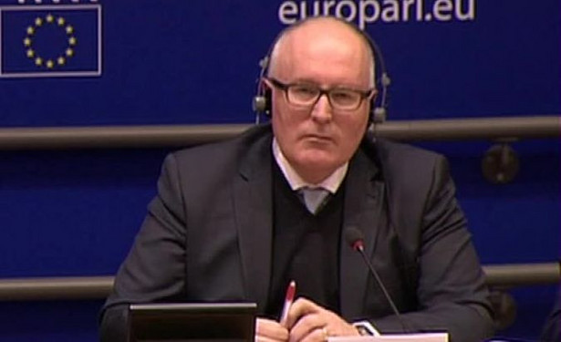 Europoseł PiS zapewnia Fransa Timmermansa o pełnym pluralizmie TK. Ten reaguje śmiechem