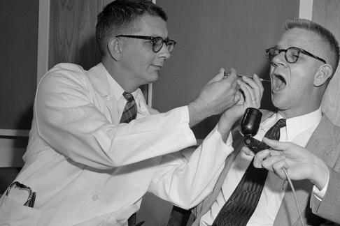 Dr Harry L. Williams podaje LSD dr. Carlowi Pfeifferowi, kierownikowi Wydziału Farmakologicznego Uniwersytetu Emory, w celu uzyskania efektów podobnych do tych, których doświadczają schizofrenicy, USA, lata 50. XX w