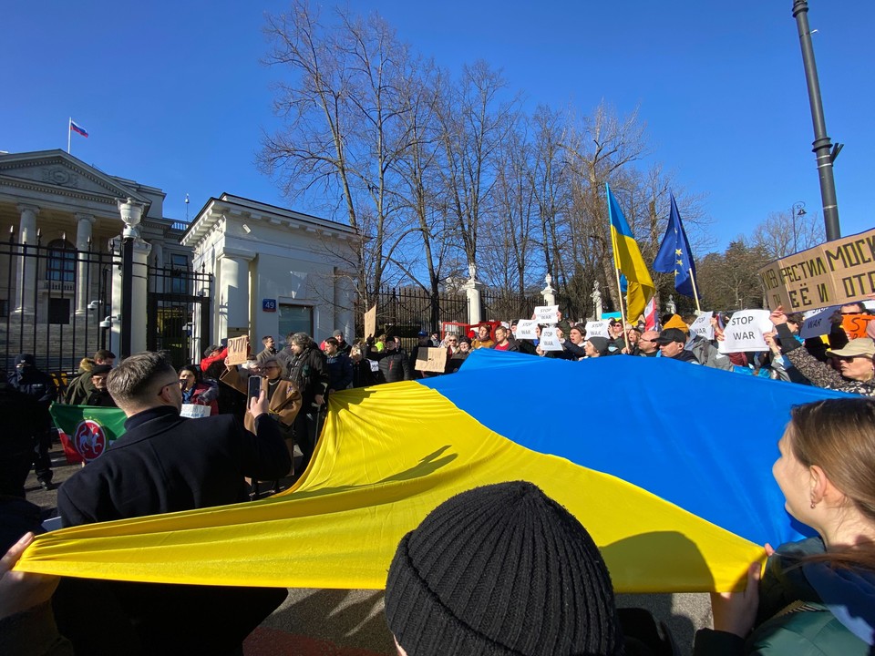 Manifestacja przed rosyjską ambasadą w Warszawie