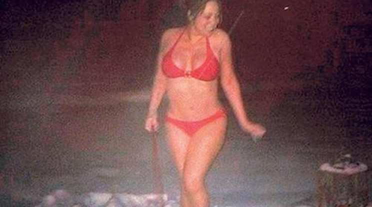 Mariah Carey bikiniben várja a karácsonyt