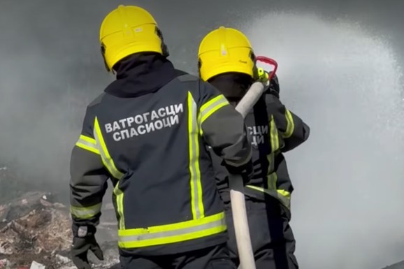 IZGOREO STAN NA CERAKU Pet vozila i čak 19 vatrogasaca gasilo vatru, jedna osoba zbrinuta zdravstveno