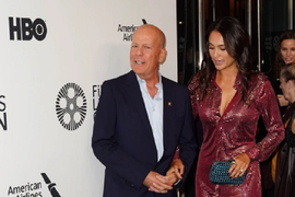 "UMRI MUŠKI U DOMU ZA STARE I BOLESNE! Bruse, sramota šta ti rade. To je ta ljubav DO POSLEDNJEG DOLARA", NOVA DRAMA u porodici slavnog glumca, njegova supruga HITNO REAGOVALA