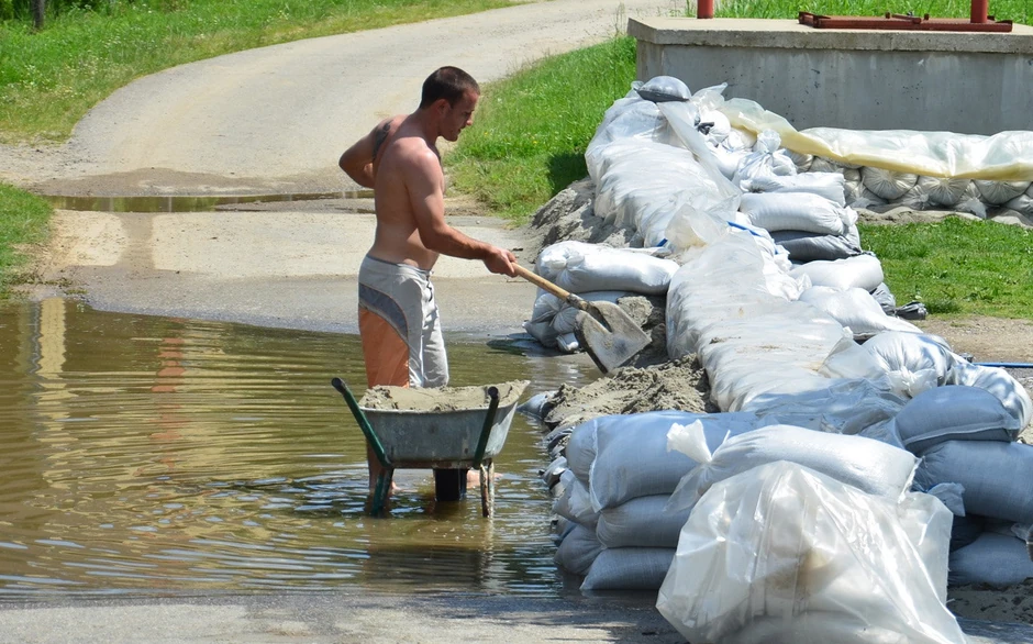 Voda presekla put, pa meštani moraju do Beočina preko Fruške gore