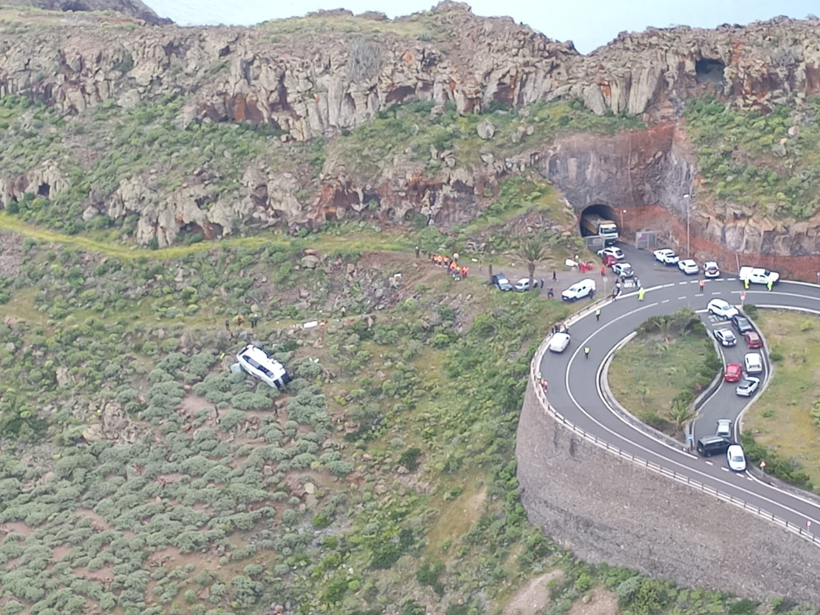 Na španielskom ostrove La Gomera došlo k vážnej nehode autobusu.