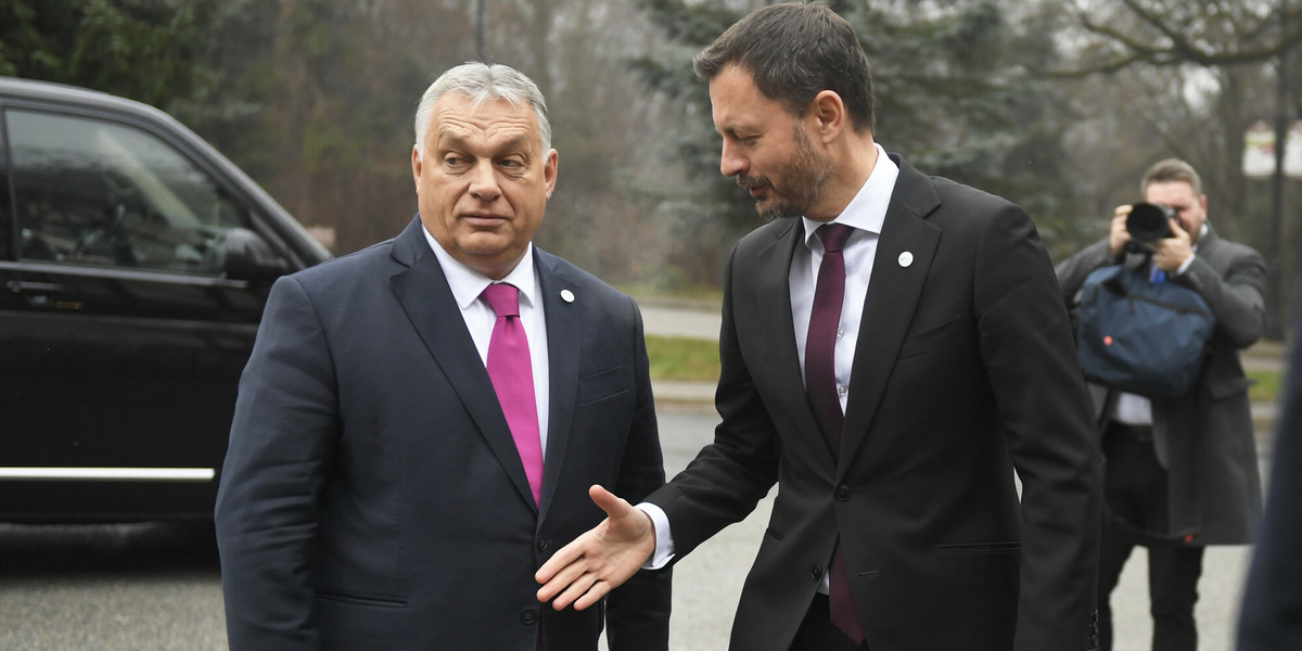 Premier Słowacji Eduard Heger wita się z premierem Węgier Viktorem Orbanem przed szczytem premierów Grupy Wyszehradzkiej w Koszycach.