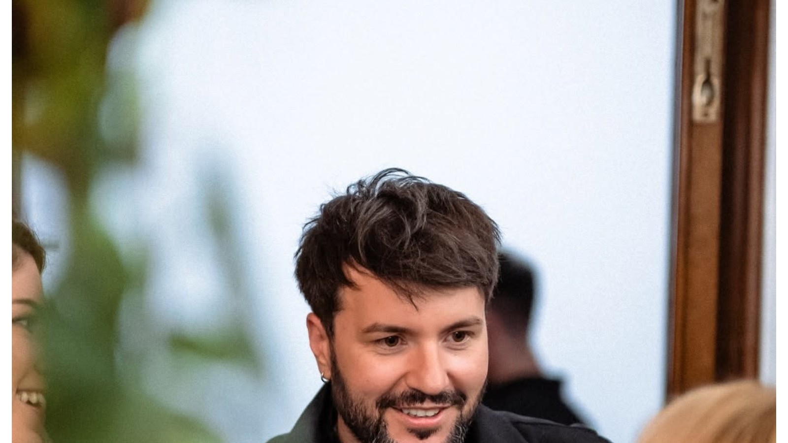Cum ne îngrijim părul după vară. Marian Capet: „Este foarte uscat după perioada asta în care am stat la plajă”